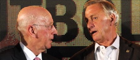 Bobby Charlton si Marcel Desailly i-au adus un omagiu lui Johan Cruyff