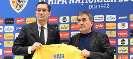 Gheorghe Hagi revine la națională: discurs despre mentalitate, omagiu pentru Mircea Lucescu și obiective clare pentru următorii patru ani  Hagi cere o schimbare de mentalitate pentru revenirea României la Mondial  Gheorghe Hagi a transmis luni, la Arena Națională, un mesaj direct despre ceea ce lipsește fotbalului românesc pentru a reveni la un Campionat Mondial. Prezent mai întâi la Youth Coaching Summit, eveniment dedicat formării antrenorilor și specialiștilor din sectorul juvenil, noul selecționer al României a vorbit deschis despre nevoia unei transformări profunde la nivel de mentalitate, disciplină și ambiție.  Întrebat ce anume trebuie îmbunătățit pentru ca prima reprezentativă să ajungă din nou la turneul final al Cupei Mondiale, Hagi a indicat fără ezitare zona mentală și competitivă a jocului. În opinia sa, talentul nu este suficient în absența unei mentalități puternice și a unei culturi a performanței.  "Ne lipsește mentalitatea de campion pentru a ajunge acolo. Și ambiția de a veni cel mai bun. Eu așa cred. Iar apoi, echipa să facă foarte bine ambele faze, atât ofensiv, cât și defensiv. Cred eu că doar atunci poți să devii învingător. Noi suntem un popor de creativi. Ne lipsește însă disciplina, tactica... Trebuie să fim mult mai ambițioși și mai disciplinați".  Mesajul său a fost unul construit pe ideea că fotbalul modern cere mai mult decât inspirație. Creativitatea poate face diferența, dar fără rigoare, echilibru și continuitate, ea nu este suficientă pentru performanță la cel mai înalt nivel.  Mesaj pentru antrenorii de copii și juniori: pasiune, repetiție și formarea jucătorului complet  În fața celor aproximativ 800 de antrenori și specialiști prezenți la summit, Hagi a insistat asupra rolului determinant pe care îl are formarea timpurie a jucătorului. El le-a cerut celor care lucrează cu copii și juniori să aibă viziune, pasiune și răbdare, subliniind că dezvoltarea unui fotbalist începe de la deprinderile cele mai simple, repetate până devin reflex.  În acest context, fostul mare internațional l-a oferit drept exemplu pe Mircea Lucescu, antrenorul pe care l-a invocat ca model de mentalitate și exigență. Hagi a explicat că succesul nu apare întâmplător, ci este rezultatul unei munci susținute, bazate pe repetiție, disciplină și dorința permanentă de progres.  "Antrenorii de copii și juniori trebuie să aibă o viziune de la început, să își vadă succesul și să aibă pasiune, așa cum a avut Mircea Lucescu. Pentru că Mircea Lucescu a avut acea mentalitate de campion, și-a dorit mereu să câștige. Sigur, această mentalitate vine mai târziu, dar ea e foarte importantă. Pentru mine e foarte important să te antrenezi, pentru că repetiția creează automatism și așa devii mai bun. Pentru că scopul numărul unu este ca tu să controlezi mingea, nu mingea să te controleze pe tine. Ăsta este lucrul cel mai important. Copilul trebuie să domine mingea. Mingea e parte din creierul lui. Dacă nu domini mingea nu ai cum să joci fotbal la nivel foarte înalt. Copilul trebuie să învețe tehnica individuală, să învețe cum atacă și cum se apără. Aceste lucruri trebuie să le știe foarte bine, pentru că de acolo pleacă lucrurile importante. Apoi, ca sfat, toți antrenorii trebuie să știe că înfrângerea sau victoria durează doar o zi. Important e ca a doua zi să o iei de la capăt. Nu poți să fii prea supărat sau prea bucuros. Fotbalul este o necunoscută. La fotbal e ca la bursă, totul se poate schimba oricând".  Discursul său a pus accent pe fundament: tehnică individuală, relație corectă cu mingea, înțelegerea fazelor de joc și echilibru emoțional. În viziunea lui Hagi, fotbalistul valoros se construiește prin muncă repetată și prin capacitatea de a lua decizii rapide și corecte în teren.  Încredere, curaj și personalitate: rețeta lui Hagi pentru dezvoltarea copiilor  Hagi a vorbit și despre felul în care trebuie tratat copilul care intră într-un sistem de formare. Dincolo de pregătirea tehnică, noul selecționer consideră că un viitor jucător important are nevoie de încredere, protecție, susținere și libertatea de a-și dezvolta personalitatea.  El a explicat că rolul antrenorului nu este doar să predea exerciții sau să corecteze greșeli, ci și să creeze un mediu în care copilul capătă curaj și învață să gândească singur. În teren, a punctat Hagi, decizia aparține jucătorului, nu băncii tehnice.  "Antrenorii trebuie să îi facă pe copii să iubească mingea și să le ofere multă încredere. Pe copil trebuie să îl ajuți, să fii mereu în spatele lui, să îi dai mult curaj și să îi transmiți numai lucruri pozitive. Copilul trebuie să aibă personalitate și să decidă. Jucătorii de fotbal decid în teren, nu antrenorii de pe bancă. Antrenorii doar planifică înainte de meci, pe teren jucătorii sunt cei care fac diferența. Trebuie să știi să îi vorbești unui copil și să îi oferi toate condițiile, casă, masă, școală, infrastructură... așa cum am făcut noi la Constanța. Am promovat la echipa națională 20 și ceva de jucători în 15 ani. Fiul meu este unul dintre ei. El a jucat la toate loturile naționale, iar acum a devenit un jucător experimentat care face parte din prima reprezentativă. Ianis s-a născut să joace fotbal, pentru mine a fost ușor. Relația cu el nu a fost greu de gestionat. E bazată pe încredere, el decide, i-am spus mereu să ia propriile lui decizii. Eu i-am arătat doar cum să facă. E drumul lui în viață, nu al meu".  Prin aceste idei, Hagi a reluat o temă care i-a definit și proiectul de la Constanța: construirea jucătorului nu se face doar pe teren, ci într-un ecosistem complet, care include educație, infrastructură și stabilitate.  Hagi, prezentat oficial ca selecționer al României  După intervenția de la Youth Coaching Summit, Gheorghe Hagi a fost prezentat oficial în funcția de selecționer al echipei naționale a României. La conferința de presă organizată luni, fostul căpitan al "tricolorilor" a vorbit despre dimensiunea simbolică și profesională a revenirii sale pe banca tehnică a primei reprezentative.  Pentru Hagi, acest nou început vine cu o încărcătură specială. După o carieră uriașă ca jucător și după ani importanți petrecuți în antrenorat și dezvoltarea propriului proiect de academie, el revine în postul pe care l-a mai ocupat pentru scurt timp în 2001.  "Este o onoare și o mare responsabilitate să reprezint încă o dată România. Așa cum am făcut-o ca jucător, sper să o fac și ca antrenor, pentru că tot ceea ce contează este să performezi și să ai succes".  Numirea sa a venit după ce a fost prima opțiune a Comisiei Tehnice a Federației Române de Fotbal. Hagi se mai aflaseră pe lista FRF și în iulie 2024, însă atunci discuția s-a blocat din cauza conflictului de interese generat de poziția sa de acționar majoritar la Farul Constanța. Situația s-a schimbat la 16 martie 2026, când a cedat pachetul majoritar de acțiuni către Gheorghe Popescu, rămânând cu 10 procente la clubul constănțean.  Al doilea mandat după experiența scurtă din 2001  Revenirea lui Hagi la conducerea echipei naționale înseamnă începutul celui de-al doilea său mandat ca selecționer. Prima experiență a fost una scurtă și dificilă, între 1 septembrie și 27 noiembrie 2001, imediat după retragerea sa din activitatea de jucător.  La acel moment, fostul decar se afla la început de drum în meseria de antrenor și nu a rezistat decât trei luni pe bancă. Mandatul s-a încheiat după ratarea calificării la Cupa Mondială din 2002, în urma barajului pierdut cu Slovenia, 1-2 și 1-1.  Între timp, Hagi și-a consolidat parcursul de tehnician. A antrenat la Bursaspor, Galatasaray, Poli Timișoara, Steaua București, FC Viitorul Constanța și Farul Constanța. În palmaresul său figurează două titluri de campion în România, câte unul cu FC Viitorul și Farul, o Cupă a României și o Supercupă a României cu FC Viitorul, dar și o Cupă a Turciei cucerită cu Galatasaray.  Această a doua șansă la echipa națională îl găsește într-un moment total diferit al carierei, cu mai multă experiență, mai multă autoritate și un proiect profesional deja validat.  Omagiul pentru Mircea Lucescu: "A fost profesorul meu"  Una dintre cele mai emoționante părți ale conferinței a fost cea în care Gheorghe Hagi a vorbit despre Mircea Lucescu, omul pe care l-a numit profesorul și sursa sa majoră de inspirație în fotbal. Noul selecționer a spus că actuala sa numire are și o încărcătură personală puternică, tocmai pentru că vine după dispariția tehnicianului care i-a marcat decisiv începuturile.  "Mircea Lucescu m-a dorit. Nu v-a spus? A fost profesorul meu, a fost omul care m-a inspirat în multe dintre lucrurile pe care le fac acum. Pentru că el în primul rând a avut curaj. Curaj mai mare ca el nu știu cine putea avea, să ia la echipa națională la 17 ani un puști care avea cinci meciuri în Divizia A. El m-a inspirat, mi-a dat încredere și am învățat multe lucruri de la el, pe care trebuie să le aplic acum".  Hagi a continuat în aceeași notă și a subliniat că a avut privilegiul de a lucra, de-a lungul carierei, cu antrenori excepționali, atât în România, cât și în străinătate, experiențe care i-au modelat gândirea fotbalistică.  "Norocul meu a fost că am avut profesorii cei mai buni la cluburi. I-am avut pe cei mai buni antrenori din România, afară am avut antrenori fabuloși, extraordinari. Nu are cum să nu iasă ceva bun din toate astea. Sper să am succese, asta îmi doresc, pentru că eu și echipa avem această datorie, să facem lumea fericită".  Declarațiile sale au adus în prim-plan atât filiația profesională dintre Lucescu și Hagi, cât și dorința noului selecționer de a ducă mai departe o anumită exigență în jurul naționalei.  Contract pe patru ani și obiectiv principal: EURO 2028  La prezentarea oficială, președintele FRF, Răzvan Burleanu, a anunțat că Gheorghe Hagi a semnat un contract valabil pentru următorii patru ani. Principalul obiectiv fixat pentru noul selecționer este calificarea la Campionatul European din 2028, competiție care va fi găzduită de Anglia, Scoția, Irlanda și Țara Galilor.  Burleanu a explicat că federația își dorește stabilitate și o construcție clară pe termen mediu, iar alături de acest obiectiv major există și ținte intermediare importante, inclusiv parcursul din Liga Națiunilor, competiție văzută drept o potențială rută spre un baraj de Mondial.  "După mai multe încercări de a-l avea alături de noi pe domnul Hagi la cârma primei reprezentative, suntem în acest moment fericiți să putem confirma acest lucru că domnul Gheorghe Hagi să întoarce la echipa națională. Suntem foarte încrezători în ceea ce înseamnă această călătorie alături de cei mai buni jucători ai noștri la nivel național, astfel încât să ne îndeplinim următoarele obiective. Primul nostru obiectiv este să câștigăm primul nostru meci. E un contract pe patru ani de zile și obiectivul principal este calificarea la Campionatul European. În toamnă începe Liga Națiunilor, pe care ne dorim să o câștigăm, fiindcă știm foarte bine că prin traseul de Liga Națiunilor avem oportunitate de a juca un baraj de calificare pentru un Campionat Mondial. Iar printre obiectivele intermediare, ceea ce își dorește să transmită, este că vrea să câștige fiecare meci în parte".  La rândul său, directorul tehnic al FRF, Mihai Stoichiță, a descris instalarea lui Hagi drept o alegere firească pentru fotbalul românesc.  "Mi se pare alegerea normală a fotbalului românesc. Pentru că era normal să ajungem la Gică Hagi după atâtea încercări și sper ca tot ce a trăit ca jucător să aibă și la echipa națională, să ne bucure prin prezența dumnealui în fruntea acestei echipe. Eu nu pot să-i spun decât 'baftă' și sunt convins că vom avea succes împreună".  Contextul schimbării: după finalul mandatului lui Mircea Lucescu  Hagi îl succede pe Mircea Lucescu, al cărui contract cu FRF a încetat la 2 aprilie 2026. Finalul acestei perioade a fost marcat de un context dramatic pentru fotbalul românesc.  Lucescu a fost internat de urgență pe 29 martie, după ce i s-a făcut rău în timpul unei ședințe tehnice premergătoare unui antrenament al echipei naționale. Starea sa fusese puternic afectată și de ratarea calificării la Cupa Mondială din 2026, după înfrângerea cu Turcia, scor 0-1, suferită la 26 martie. Ulterior, la 7 aprilie, fostul selecționer a încetat din viață la vârsta de 80 de ani, la Spitalul Universitar București.  În acest context, instalarea lui Gheorghe Hagi capătă o semnificație aparte. Nu este doar o schimbare de antrenor, ci și începutul unei noi etape pentru echipa națională, într-un moment sensibil, încărcat emoțional și sportiv.  Un nou ciclu pentru "tricolori"  Revenirea lui Gheorghe Hagi în fruntea echipei naționale închide o zi extrem de densă pentru fotbalul românesc: un discurs despre formarea jucătorului, o diagnoză dură despre lipsurile actuale, un omagiu emoționant pentru Mircea Lucescu și, în același timp, deschiderea unui nou ciclu pentru prima reprezentativă.  Hagi a lăsat impresia că vrea să construiască nu doar o echipă competitivă, ci și o anumită cultură a performanței, bazată pe disciplină, ambiție și responsabilitate. Contractul pe patru ani îi oferă timp, iar obiectivele sunt clare: rezultate imediate, un parcurs solid în Liga Națiunilor și, mai ales, calificarea la EURO 2028.  Pentru fotbalul românesc, miza este acum dublă: reconstrucția echipei naționale și recâștigarea unei identități competitive. Iar pentru Gheorghe Hagi, această revenire reprezintă poate cea mai mare provocare a carierei sale de antrenor.
