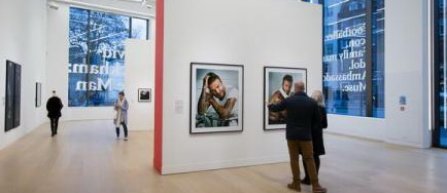 Un portret al lui Beckham realizat de pictorul Damien Hirst, vandut la licitatie cu aproape 100.000 de euro
