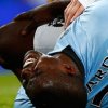 Micah Richards, operat la genunchi