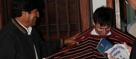 Presedintele Boliviei i-a daruit un poncho lui Lionel Messi