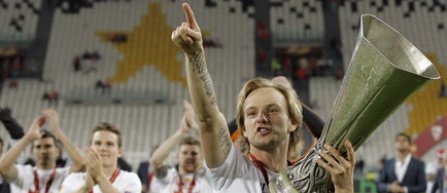 Rakitici a primit trofeul Europa League de la Michel Platini