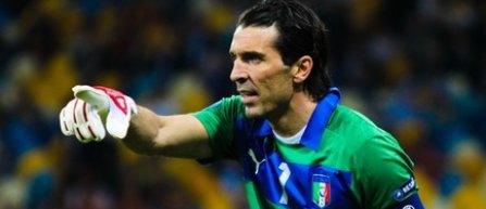 Portarul italian Gianluigi Buffon a primit trofeul Golden Foot