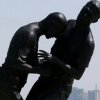 O imensa statuie imortalizand lovitura de cap a lui Zidane, la Doha