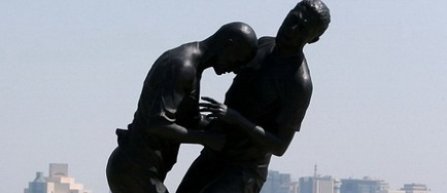 O imensa statuie imortalizand lovitura de cap a lui Zidane, la Doha