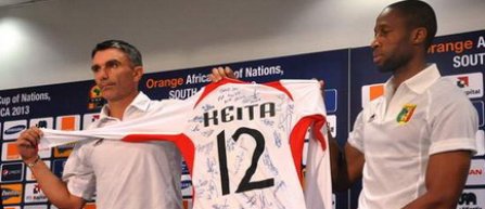 Tricou cu dedicatie pentru Nelson Mandela oferit de jucatorii nationalei Mali