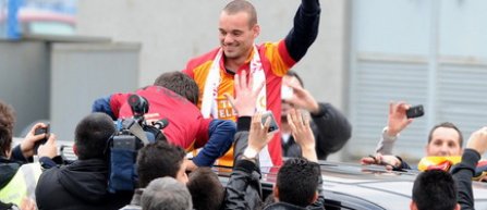 Primire calduroasa din partea suporterilor Galatey pentru Sneijder pe aeroportul din Istanbul