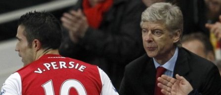 Wenger tine cu dintii de Van Persie