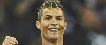 Cristiano Ronaldo, căpitanul selecționatei de fotbal a Portugaliei și atacantul vedetă al echipei Real Madrid, ar fi devenit tată de gemeni joi, a relatat sâmbătă canalul de televiziune portughez SIC.  Potrivit presei portugheze, care nu indică sursa, copiii, o fată și un băiat, s-au născut la 8 iunie. Numele lor este Eva și Mateo, relatează France Presse.  Ca și în cazul primului său copil, Cristiano Junior, născut în iunie 2010, cvadruplul câștigător al Balonului de Aur a folosit o mamă surogat care trăiește pe coasta de vest a Statelor Unite.  La începutul lunii martie, tabloidul britanic The Sun a scris deja că portughezul de 32 de ani așteaptă gemeni. Aceștia vor fi aduși cu avionul la vila starului de câteva milioane de euro de la periferia capitalei spaniole.  Potrivit The Sun, Cristiano Junior ar fi fost născut de o mamă surogat din San Diego, California, a cărei identitate este, de asemenea, necunoscută.  În prezent, recentul câștigător al Ligii Campionilor 2017 cu Real Madrid se pregătește cu selecționata portugheză pentru Cupa Confederațiilor, ce va avea loc în Rusia între 17 iunie și 2 iulie.