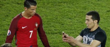 Un fan, intrat pe gazon, a facut un selfie cu Cristiano Ronaldo si a plans de fericire