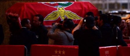 Trupul neinsufletit al lui Eusebio, depus la stadionul Da Luz