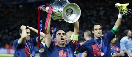 Xavi a primit trofeul Ligii Campionilor de la presedintele UEFA, Michel Platini