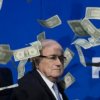 Blatter, acoperit cu bani la o conferinta de presa (VIDEO)