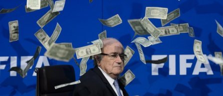 Blatter, acoperit cu bani la o conferinta de presa (VIDEO)