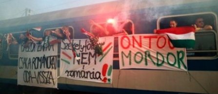 Suporterii unguri au aruncat cu petarde si cutii de bere din tren la intrarea in tara (video)