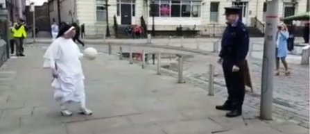 VIDEO Incredibil ce trucuri face această călugăriţă dominicană cu o minge de fotbal! Şi Cristiano Ronaldo ar fi invidios pe ea