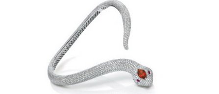 Gheorghe Hagi a licitat 2.000 de euro pentru un colier in forma de inima pentru fiica sa