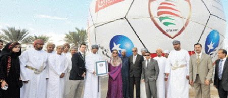 Omanul intra in Cartea Recordurilor cu cea mai mare minge de fotbal din lume