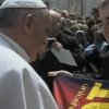 Papa Francisc a primit un tricou cu semnatura lui Messi