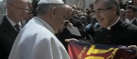 Papa Francisc a primit un tricou cu semnatura lui Messi