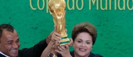 Dilma Rousseff va inmana trofeul castigatoarei Cupei Mondiale