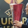 Michel Platini i-a inmanat primarului Sorin Oprescu trofeul Europa League