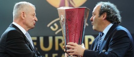 Michel Platini i-a inmanat primarului Sorin Oprescu trofeul Europa League