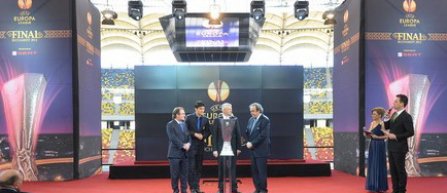 Trofeul UEFA Europa League, expus in pasajul de la Universitate