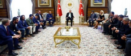 Erdogan a primit vineri la palatul prezidential personalitati artistice si din sport, intre care si Fatih Terim si Arda Turan